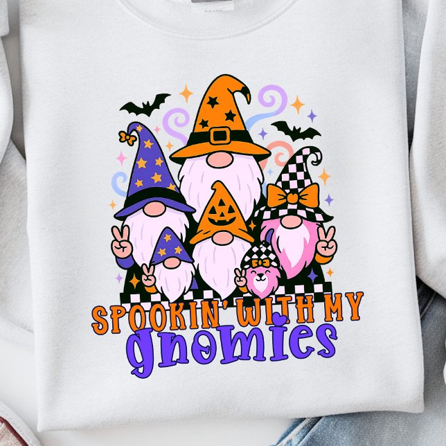 Talare med mina vänner: Retro Halloween-vänner Lång Ärmad Tröja (Get festive with spookin' with my gnomies — a Halloween friends design full of humor and charm.)