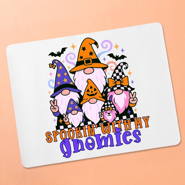 Talare med mina vänner: Retro Halloween-vänner Musmatta (Get festive with spookin' with my gnomies — a Halloween friends design full of humor and charm.)
