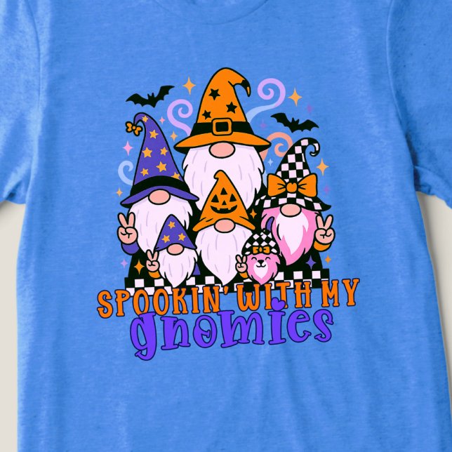 Talare med mina vänner: Retro Halloween-vänner T Shirt (Get festive with spookin' with my gnomies — a Halloween friends design full of humor and charm.)