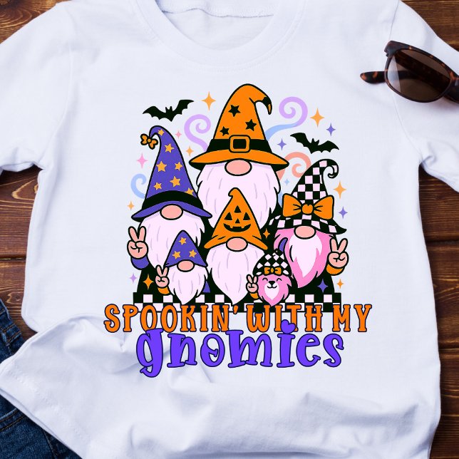 Talare med mina vänner: Retro Halloween-vänner T Shirt (Get festive with spookin' with my gnomies — a Halloween friends design full of humor and charm.)