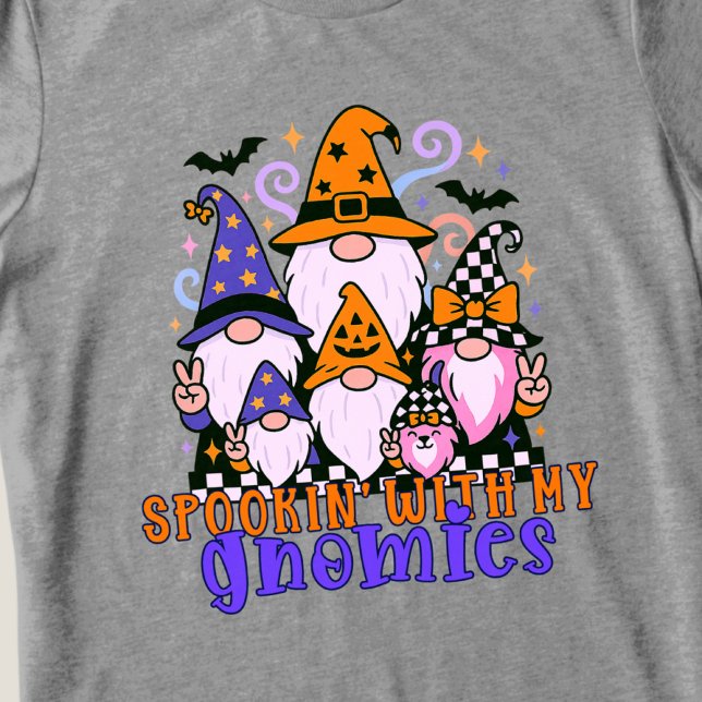Talare med mina vänner: Retro Halloween-vänner T Shirt (Get festive with spookin' with my gnomies — a Halloween friends design full of humor and charm.)