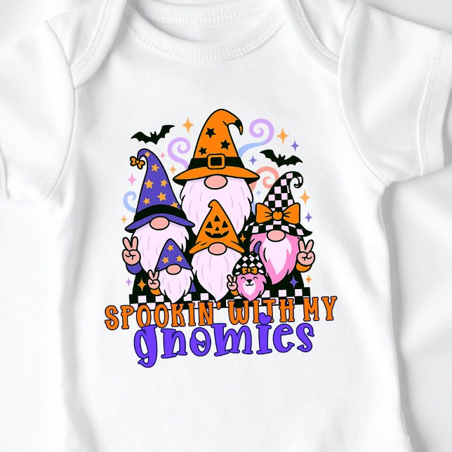 Talare med mina vänner: Retro Halloween-vänner T Shirt (Get festive with spookin' with my gnomies — a Halloween friends design full of humor and charm.)