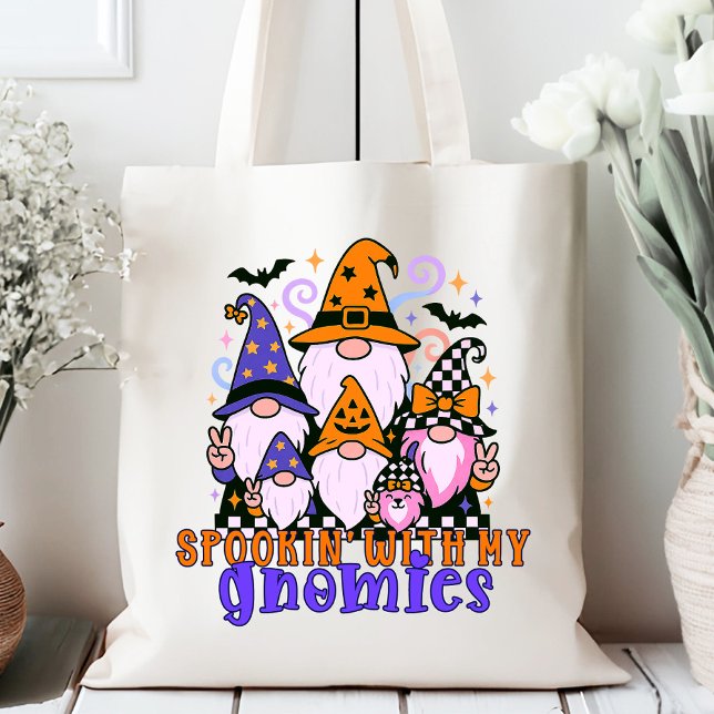 Talare med mina vänner: Retro Halloween-vänner Tygkasse (Get festive with spookin' with my gnomies — a Halloween friends design full of humor and charm.)