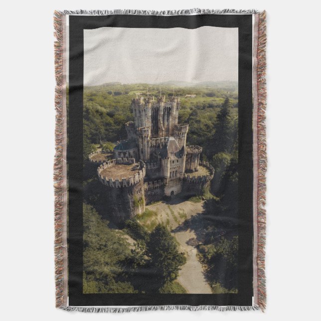 Tall Grått Stone Castle in Grönt Overborn Skogen Filt (Framsidan Vertikal)