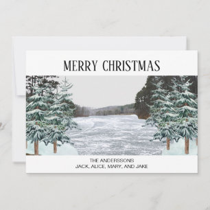 Tall med snö täckta av tallar Istäckt sjö Julkort