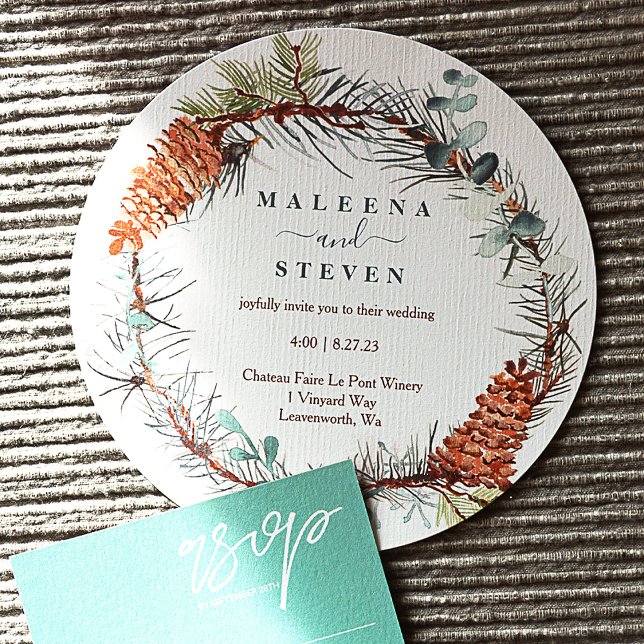 Tallrik bröllops krans med grankvistar och eukalyp inbjudningar (Pine Needle Wreath with Pinecones and Eucalyptus, Winter Wedding Invitations)