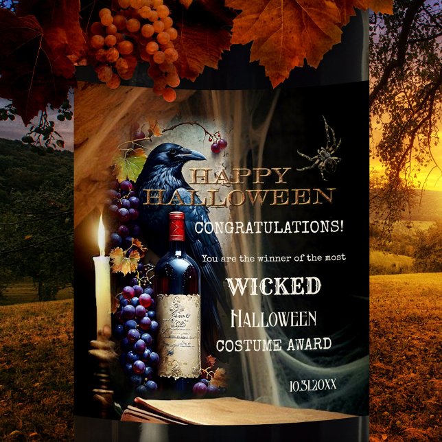 Taloky Wicked Halloween Costume Award Vinflaska Etikett (Halloween wine label featuring a spooky scene with raven and spider lit by a candle -costume award)