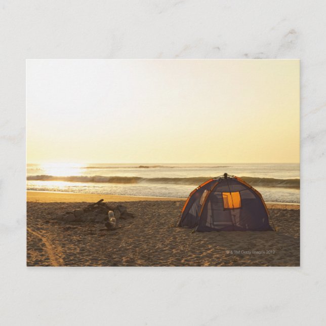 Tält och brände ut Campfire på Beach. Vykort (Framsida)