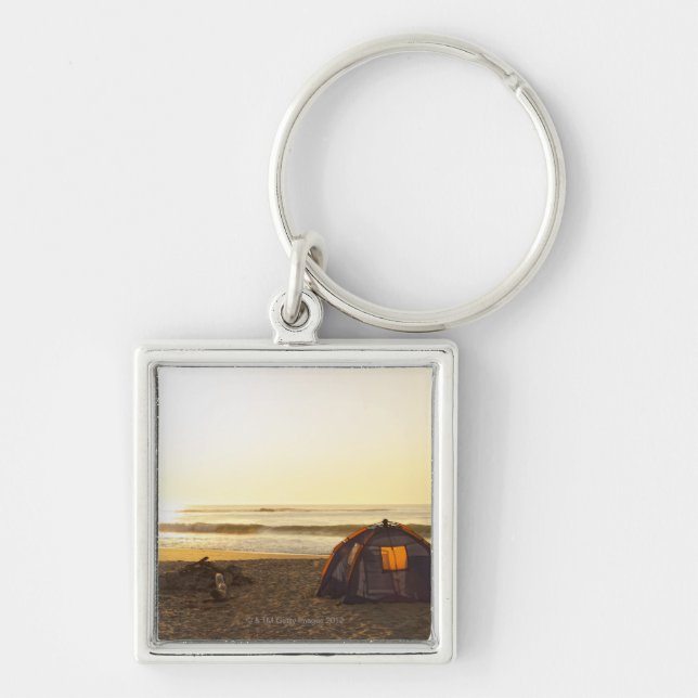 Tält och för brännskada Campfire ut på beach.en Fyrkantig Silverfärgad Nyckelring (Framsidan)