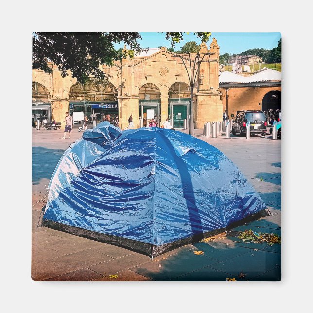 Tält utanför station magnet (Framsidan)