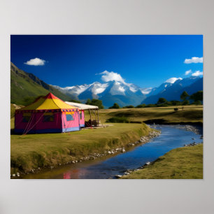 Tält vid en turistförläggning i de majestiska berg poster