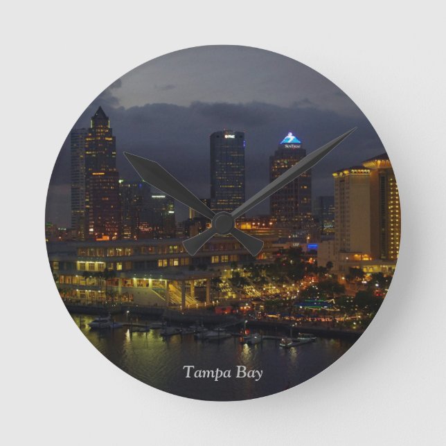 Tampa Bay Night Skyline Rund Klocka (Framsida)