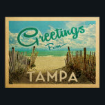 Tampa Beach Vintage resor Poster<br><div class="desc">I Hälsning från Tampa-vintagens vykort finns en sandstrand med en vacker turkoshav över vatten och över havet,  ett blå himmel med gigantiska vita moln. I vintage resor stil.</div>