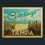 Tampa Beach Vintage resor Poster<br><div class="desc">I Hälsning från Tampa-vintagens vykort finns en sandstrand med en vacker turkoshav över vatten och över havet,  ett blå himmel med gigantiska vita moln. I vintage resor stil.</div>