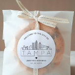 Tampa City Skyline | Bröllop Välkommen Runt Klistermärke<br><div class="desc">Förbättra ditt bröllop välkomna paket eller evenemangets party favors med en anpassningsbar av välkomstklistermärken! Dessa eleganter, men små stil-klistermärken, är skräddarsydda för ett bröllop som tar ställe i den vackra staden Tampa i Florida. De har en modern dekoskylin där namn i staden är inbyggt under. All inslag i designen, inklusive...</div>