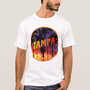Tampas utformning med solnedgång och palmträd. t shirt