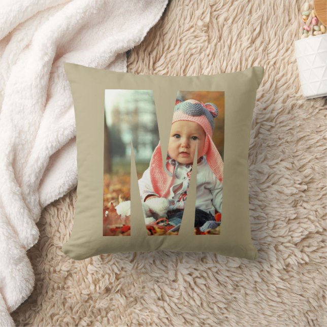Tan Baby Intial Photo Throw Pillow Kudde (Filt)
