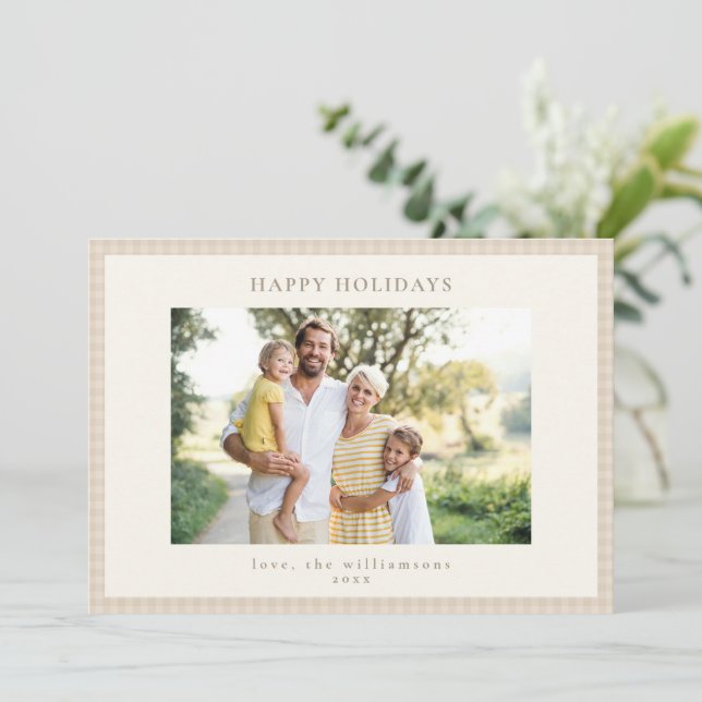 Tan Beige Gingham Rutig Familjefoto Ram Design Julkort (Stående Fram)