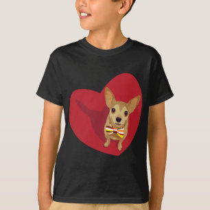 Tan Chihuahua med en båge i ett rött hjärta T Shirt