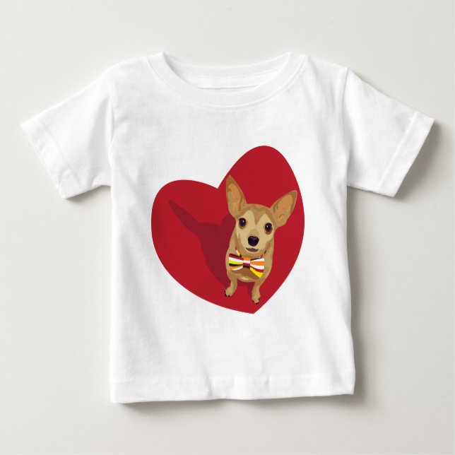 Tan Chihuahua med en båge i ett rött hjärta Tee Shirt (Framsida)