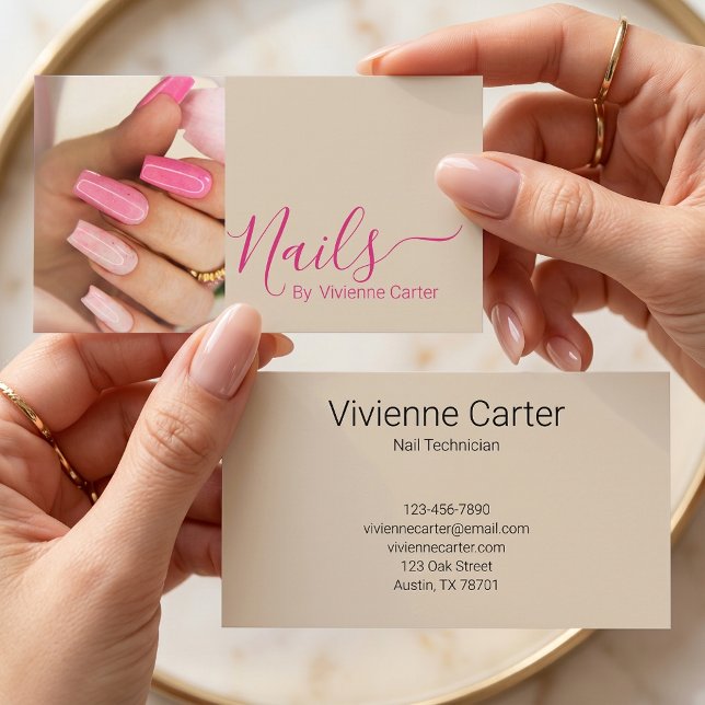 Tan Fuchsiarosa Script Foto Nagelkonstnär Salong Visitkort (Tan Fuchsia Pink Script Photo Nail Artist Salon Business Card)