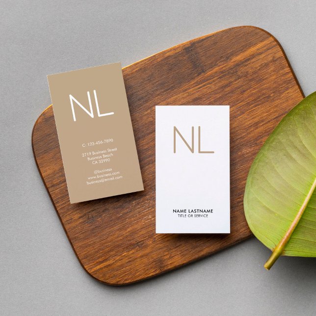 Tan Monogram - minimalistiskt modernt vitt Lodrät Visitkort (Taupe white stylish modern vertical monogram both side print business card cover photo)