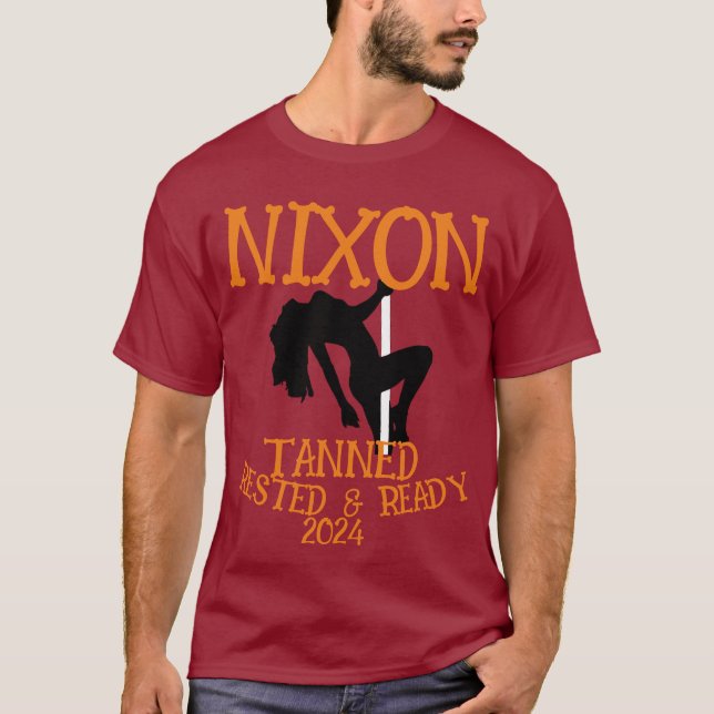 Tan ner Rested & Ready NIXON 2024 President T Shirt (Framsida)