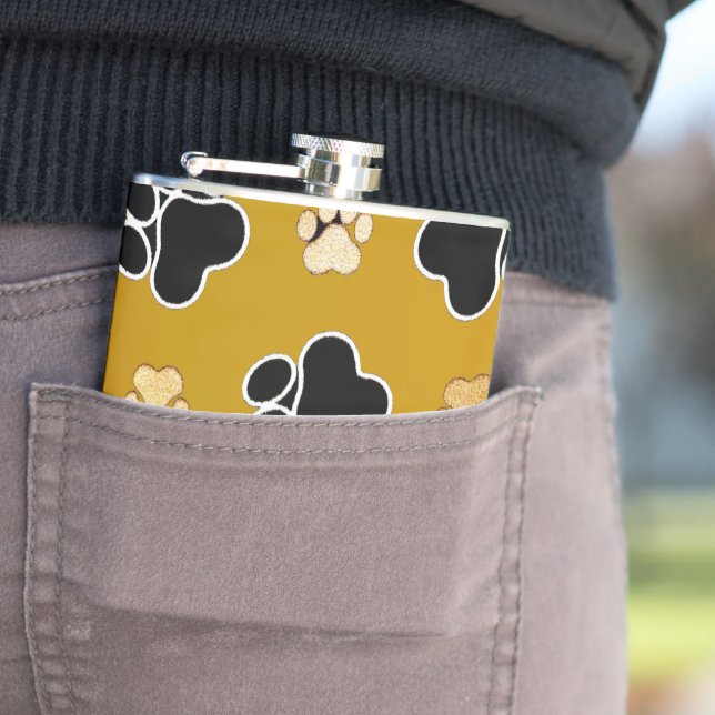 Tan- och svartfärgade utskrifter på guld-bakgrund  fickplunta (In Situ)