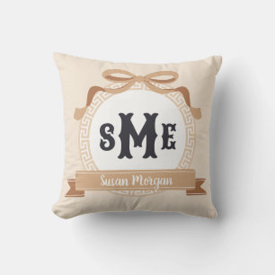 Tan Omvänd Grekisk Nyckel Båge Monogram Kudde