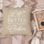 Tan & White Life är bättre i kabinen Kudde<br><div class="desc">Modern dekorativ kudde har en ljusbeige bakgrund med "livet är bättre i kabinen" överlagrad i vit typografi. Anpassa den motsatta sidan med din familj namn och år.</div>