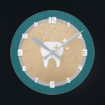 Tand | Dental Guld och Silver cyan Rund Klocka<br><div class="desc">Elegantens väggklocka för en tandläkare med en glansig vit tandtand på fingret på guld-folie.</div>