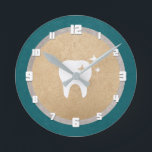 Tand | Dental Guld och Silver cyan Rund Klocka<br><div class="desc">Elegantens väggklocka för en tandläkare med en glansig vit tandtand på fingret på guld-folie.</div>