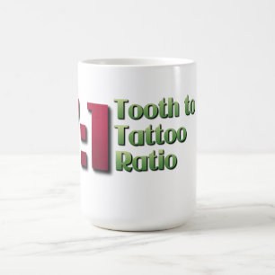 Tand som tatuerar förhållande kaffemugg