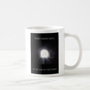 Tända på avsluta av tunnelkaffekoppen kaffemugg