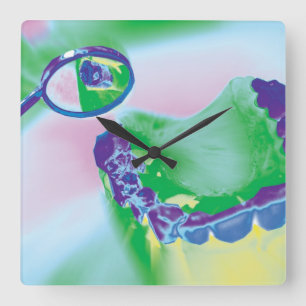 Tänder modellerar spegeln granskar tandläkaren som fyrkantig klocka