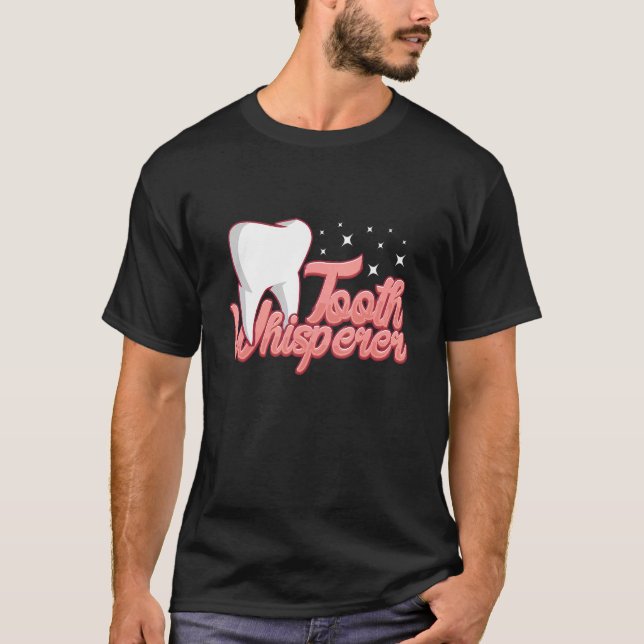 Tandflüstersassistent dental lab tekniker t shirt (Framsida)