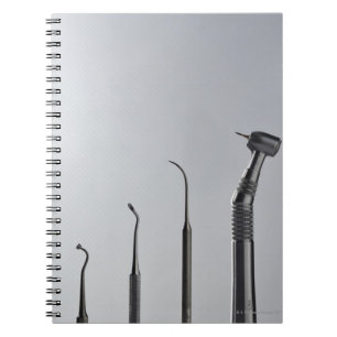 Tandläkaren instrumenterar anteckningsbok med spiral