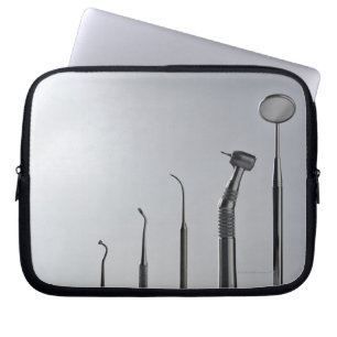 Tandläkaren instrumenterar laptop fodral