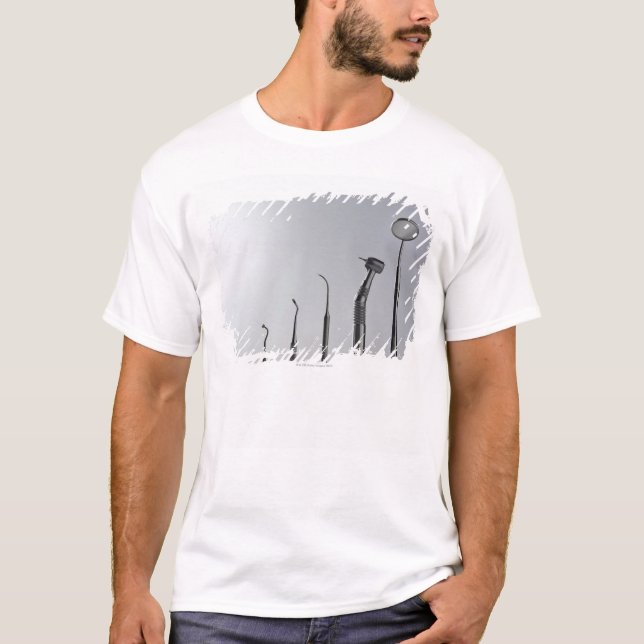 Tandläkaren instrumenterar tee shirt (Framsida)