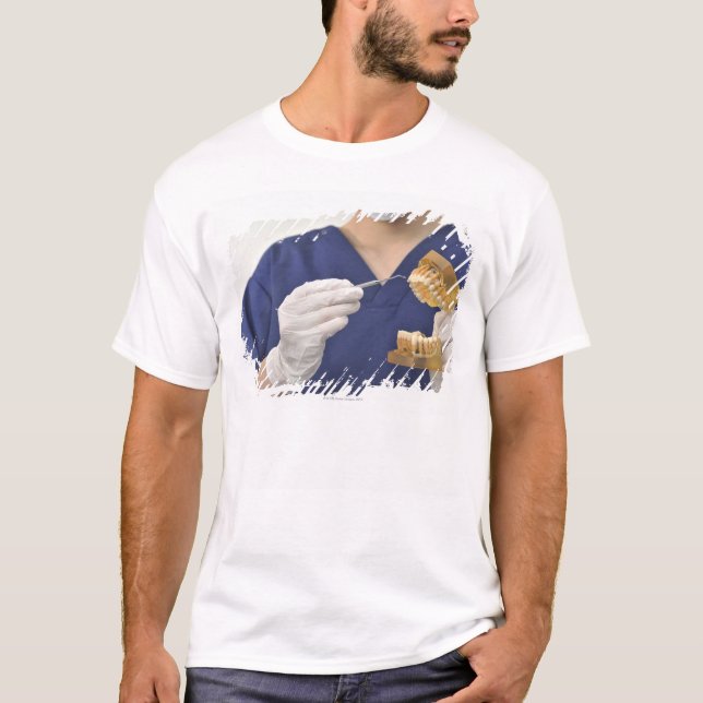 Tandläkaren som förklaras med ett tand-, tee shirt (Framsida)