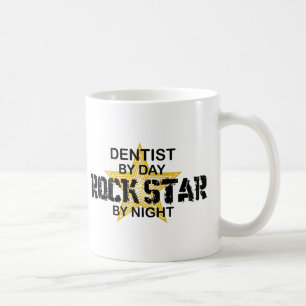 Tandläkarerockstjärna vid natt kaffemugg
