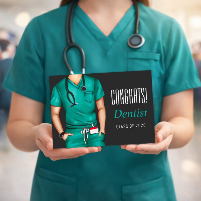 Tandläkarexamens Grattis-kort Kort (Dentist graduation greeting card held in hands mockup design)