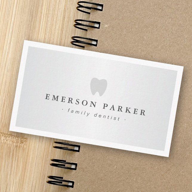Tandtandad logotyp modern lätt grått-gradient visitkort (Dentist tooth logo modern light gray gradient business card)