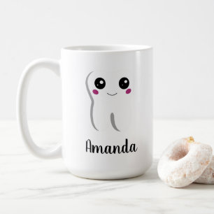 Tandtandstandemiskt leende cute i lycklig kaffemugg
