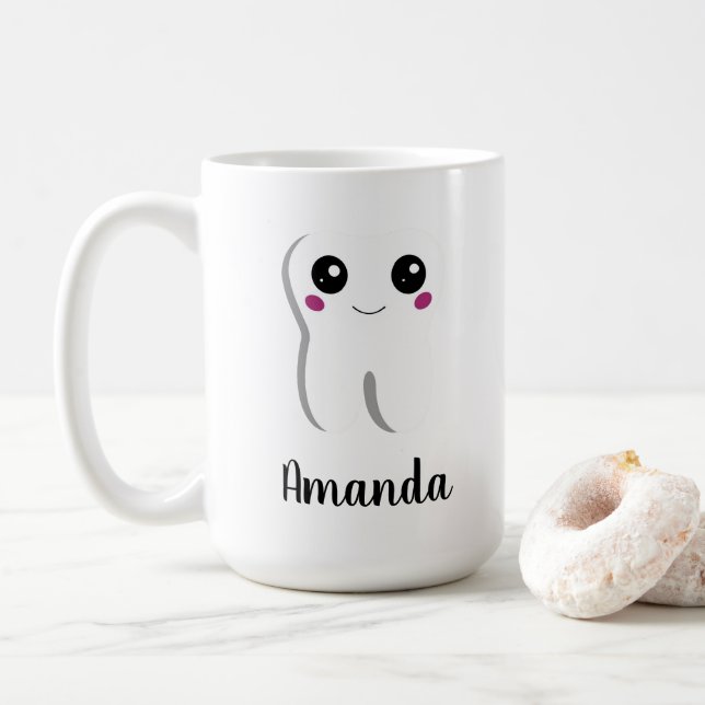 Tandtandstandemiskt leende cute i lycklig kaffemugg (Med munk)
