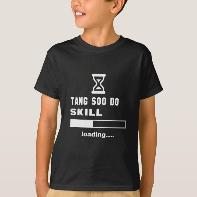 Tang Soo gör expertis som laddar ...... Tee Shirt (Framsida)