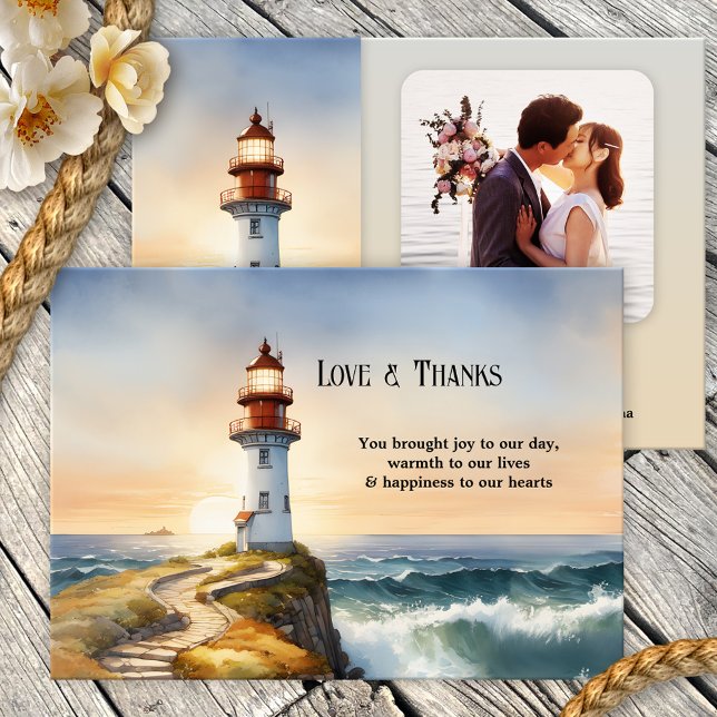 Tangentkort för Lighthoual Coastal Photo Bröllop Spara Datumet (Nautical photo Wedding Thank You card featuring a watercolor painting of a lighthouse at sunset)