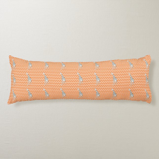 Tangerine Safari Chevron med pop Art Giraffe Kroppskudde (Framsidan)
