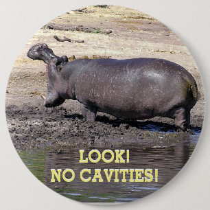 "TÄNK! INGEN KAPACITET!" HIPPO MED UTH WIDE ÖPPET KNAPP