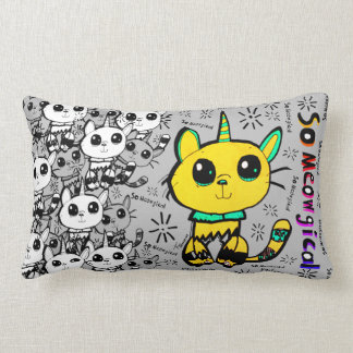 Tänka Olive ・ så Meowgical Cat Pillow av Theo Lumbarkudde